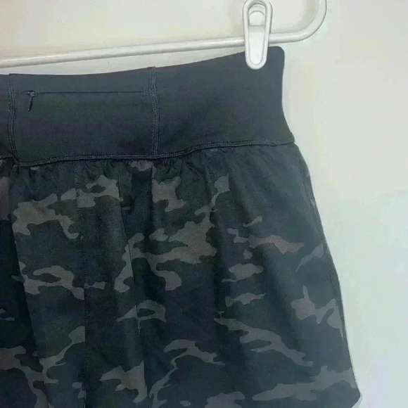 ••SOLD Spanx The Get Moving Short Camo medium - Picture 5 of 8